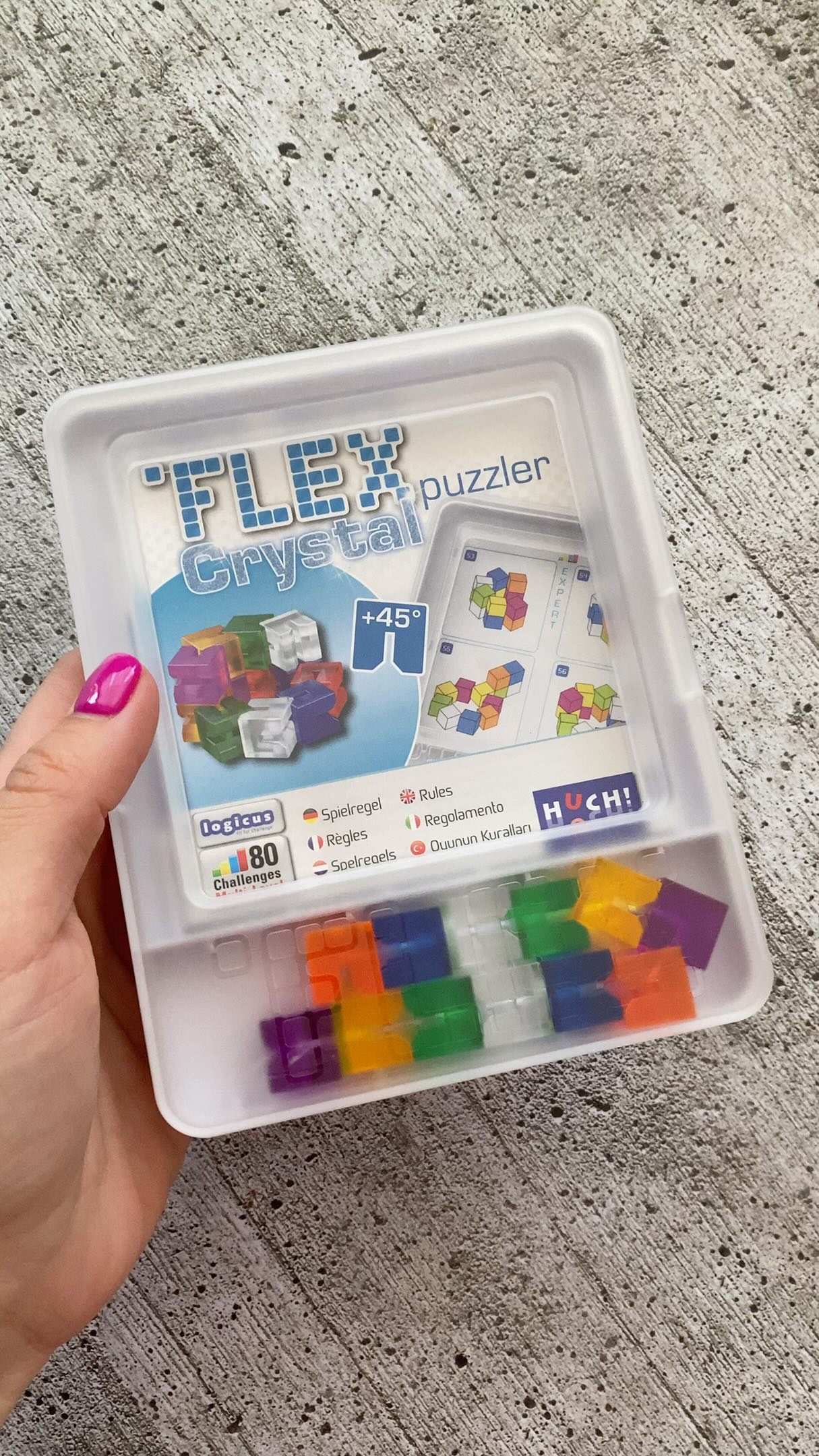 Flex Puzzler Crystal este un puzzle mecanic cu 80 de provocări în 2D și 3D, potrivit pentru copiii cu vârste peste 7 ani. Vă garantez că este interesant și pentru adulți. Nu degeaba limita de vârstă este 99 de ani. 😊

🟡🔴🔵🟢

Ce conține? 

⚪️ un lanț cu 12 cuburi colorate translucide 
⚪️ 1 carte cu 80 de provocări împărțite în funcție de dificultate
⚪️ 1 carte cu rezolvări
⚪️ 1 cutie pentru depozitarea/transportarea cuburilor și cărticelelor

🟡🟢🔵🔴

Principiul jocului

Flex Puzzler Crystal este un lanț cu 12 cuburi colorate translucide care pot fi orientate și pliate în orice direcție la 45 sau 90 de grade.

Conține provocări suplimentare care pot fi rezolvate în combinație cu Flex Puzzler și Flex Puzzler XL (noi nu le avem). 

🟢🔴🟡🔵

Pros & Cons

➕ Raport foarte bun calitate-preț (sub 50 ron).
➕ Lanțul cu cuburi este ușor de manevrat. 
➕ Este un joc compact, ușor de transportat. Cutia dintr-un plastic solid este un mare plus. 

➖ N-am găsit încă. 😊

🔴🟡🟢🔵

Cum contribuie la dezvoltarea copilului? 
🔸 dezvoltă logica și perspectiva spațială
🔸 stimulează concentrarea

—————————
Acest reel face parte din rubrica #JocurileAntoniei unde intenționez să vă aduc mici recenzii/prezentări de jocuri și jucării testate de noi. 
—————————
#huchgames #flexpuzzler #puzzle #boardgamesforkids #kidsgames #puzzle mecanic #jucarii #jocurieducative #jucariieducative #joaca #cadouricopii #nejucamsiinvatam #activitaticopii #activitatiinfamilie #dezvoltareacopiilor #flaviah 
@huch_games