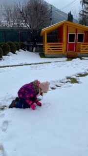 Așa ne-a fost ieri și cam așa plănuim să ne fie și astăzi … cu excepția faptului că am prefera să se arunce ceva pe drum pentru a ajunge acasă fără peripeții. 

Zăpada asta a fost tare așteptată! Când am văzut la meteo că ninge, n-am stat pe gânduri și am venit la cabană să profităm de zăpadă. 

🤍❄️🤍❄️🤍

#winterishere❄️ #snowday❄️ #playinginthesnow #winterjoy #enjoyeverymoment #thesimpleeveryday #ninge #zapada #haiafaralazapada #viatacucopii #copiifericiti #copilarie #iarnapeulita #flaviah